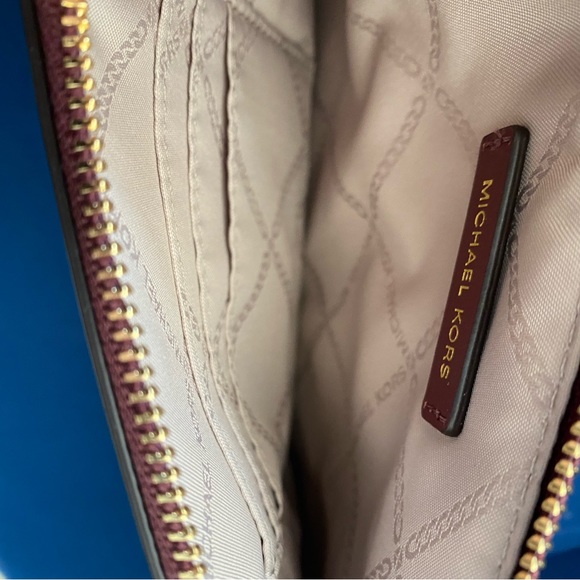 New never used Michael Kors Tri Jet Set Travel pouch. - Picture 3 of 6